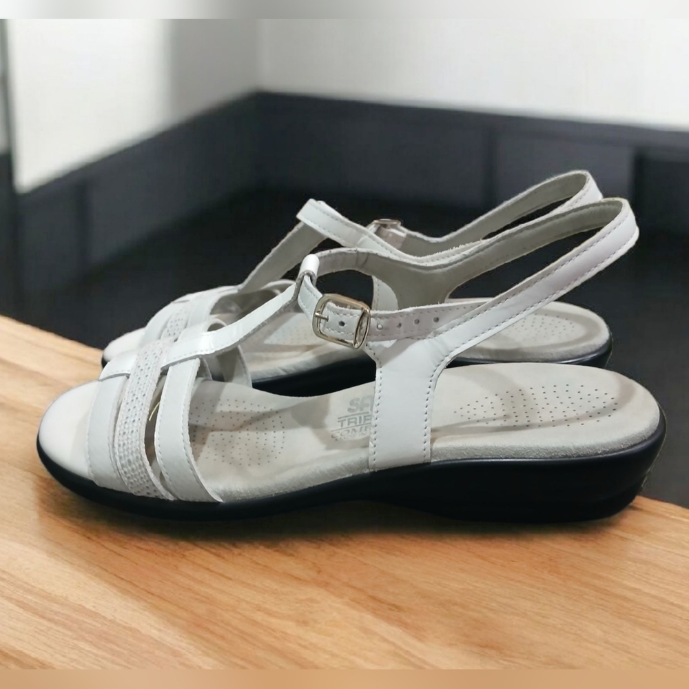 SAS Cushioned White Strappy Adjustable Buckle Sandals Womans Size 9